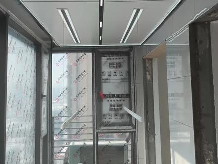 #装修日记vlog #阳台改造 #全屋定制 #蜂窝大板 #集成吊顶 阳台改造选用蜂窝大板吊顶 隐形晾衣架 轨道灯 洗墙边角 施工完毕