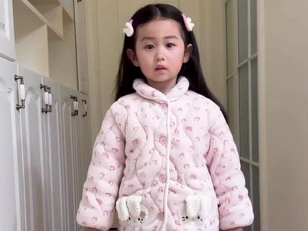 豆包对待小孩的方式真不一样唉~#骗你生女儿 #新年穿搭 #我的过年穿搭准备好了 #萌娃