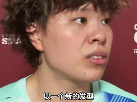 2月23日,#王艺迪 在#新加坡大满贯 首秀顺利拿下开门红。赛后被问到新发型时,她反应呆萌又可爱,直言对新发型很满意,只是自己不太会打理。网友也趣味互动,在线喊话王楚钦,调侃能不能借大迪一个发带。