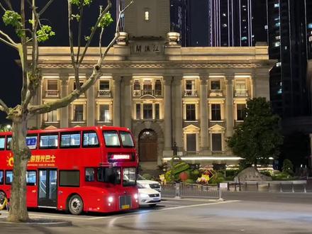 下雨天的伦敦,双层巴士空无一人#街头 #街头随拍 #城市记忆