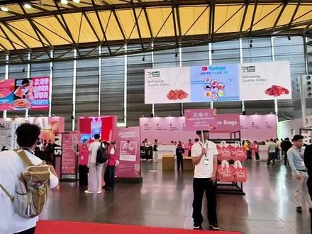 在这个展看传统滋味碰撞多元文化!5月18日,SIAL西雅国际食品展在上海盛大开幕,汇聚来自75个国家及地区的5000余家展商,呈现超过35万件全球前沿食饮产品。让众多食品人齐聚上海,携手共赢全球食饮大市!#西雅展 #西雅国际食品展 #全球美食 #首发首秀 #一城一面