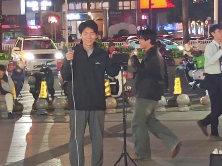 华晨宇歌曲:七重人格
演唱:#南宁街唱粉浆@粉浆
那天听到粉浆唱这首歌真的很惊喜,太太会唱了吧!经常听粉浆唱歌,每次都能被惊艳到 #南宁街唱粉浆