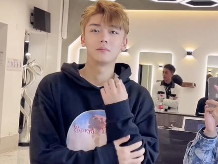 抓头”你习惯用哪只手。#唱响启赋初源保护 #男士发型#成都男士发型