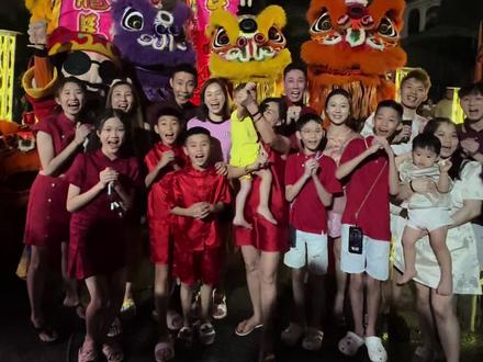 年初九•拜天公 Today is the 9th day of 1st month in Lunar Calendar. 今天是农历正月初九。
It is believed to be the birthday of the Jade Emperor (玉皇大帝,yu huang da di, or 天公,tian gong) who is the Supreme Deity of Taoism. 这天被认为是道家的最高神灵玉皇大帝的生辰。
It is one of the most important celebrations in Chinese culture, the Jade Emperor’s birthday is touted as grander than the first day of the Chinese New Year as it is like a thanksgiving celebration. 这是中国文化中最重要的庆祝活动之一,玉皇大帝的生辰据说是新年的后面第一天就像感恩节庆祝一样。
Moreover, it also marks the New Year for the Fujian community. There will be grand ceremonies in Taoist temples on this day. 此外,这也标志着福建地区的新年,这一天要到道教寺庙拜天公。
Ordinary families also have their own way to celebrate the birthday of the Jade Emperor. 平常的家庭也有自己庆祝玉皇大帝生辰的方式。
Beginning from the midnight of the 8th day of the Chinese New Year to 4 o’clock before the dawn of the ninth day, people will keep setting off firecrackers. On this day, people usually offer sacrifices to the Jade Emperor. 从新年初八的午夜到初九的凌晨4点,人们会放鞭炮。人们通常在这天祭祀玉皇