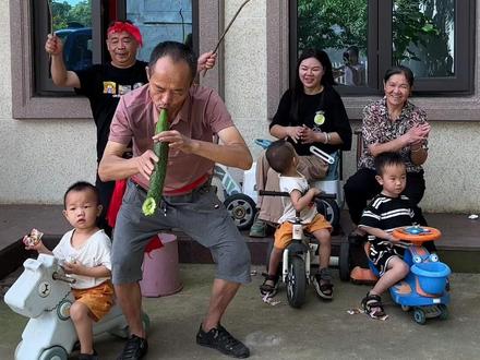 两亲家带娃的另类方式,不一样的带娃生活#欢乐两亲家 #欢聚一堂其乐融融 #这就叫天伦之乐