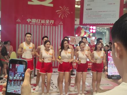 国庆第一天偶遇椰树门面担当,现实比镜头好看多了。终于知道椰树老板的审美666,人是真的瘦#椰树直播 #椰树集团 #椰树 KK现实真的比镜头瘦多了,欢欢果然是神颜。终于知道椰树老板的眼光多么高了