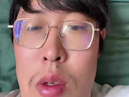 官方明确表示巨响由飞机试飞引发,主要指向战机超音速飞行产生的音爆。音爆是飞行器突破音速时产生的冲击波叠加效应,其N形波可引发地面门窗震动,但通常不会造成结构性损伤。成飞集团作为我国重要航空工业基地,歼-20等机型试飞活动频繁,此类现象在成都已多次发生
部分居民在巨响后收到四川省国家保密局短信,内容强调公民保密义务,引发公众对试飞活动保密性质的联想。但官方未明确说明短信与巨响的直接关联,仅称“试飞活动正常
部分居民因缺乏提前通知产生疑虑,如网友反映“地板震动”“误以为车祸或地震”。科普账号则通过解释音爆原理(如冲击波传播范围与天气条件的关系)缓解恐慌
#飞机 #战斗机 #试飞 #长空之王 #致敬一线工作人员