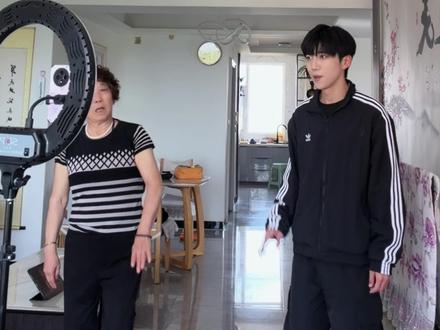 和奶奶练习了很久 快点夸我们#珠满摇 #珠满摇舞蹈挑战 #第三视角 #鞠婧祎 #露芜衣