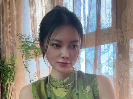 夏天108拜养气血还是耗气血? 39岁 每天1000+已圆满51万个108拜
每天早七点晚七点半直播间一起同频共振
你是不是也听说过:夏天拜108拜,流太多汗,会不会把气血都耗光了?
但其实,真相恰恰相反。
108拜,是我们调理气血最有效的方式之一。
它看起来很简单:跪下、起身、合掌、俯身,但其实,每一个动作都配合着一呼一吸,悄悄带动着全身的经络流动。
在一拜一跪之间,筋骨被拉伸,血液循环被唤醒;而你体内那些看不见的郁结、寒湿、疲劳,也会随着汗水被慢慢排出。
我们真正“耗”的,从来不是汗水,而是散乱的念头,长期压抑的情绪,久坐不动的疲惫,以及整天焦虑和内耗,最后越来越没有力量面对生活。
很多人以为,养气血要靠吃、靠补,其实真正的补,是让自己身体先动起来。当它开始自己流动,身体才真的开始产生力量。
你会发现,每天坚持拜,身体轻了,心也静了,整个人重新找回了一种明亮的状态。
108就是身体的自我疗愈,是内在的深度唤醒。不用再担心流汗多,及时补充电解质水就可以,也不要恐惧拜的量多,拜得再多,也不会伤你。你拜得越多,身心越轻,拜得越久,内核越稳。
关注我,大拜不迷路,
免费领取我亲自整理的《108拜新手入门手册》
#108拜 #女性成长 #觉醒开悟 #修心修行 #自我提升