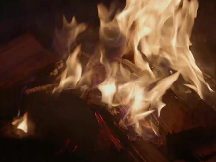 在氧气加持下的燃烧有多剧烈?培根做成的热喷枪能够切割钢铁!#我在抖音做译制 #化学实验