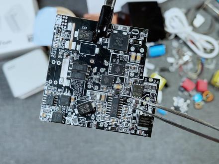 全网最硬核的拆解!异泽100W三眼仔充电器及USB4奶瓶线详 这个氮化镓充电器在性能方面可谓表现优异。首先协议支持,唯一遗憾的就是荣耀手机无法启动百瓦PPS快充,这点希望厂家后期能进一步优化。双口、三口同时插拔无断连,ac-dc-dc电能转换率到了88左右。纹波控制上也是一大亮点,全程基本控制在50毫伏以内,尤其在20V输出电压下,纹波低至十几毫伏,这表现堪称“洁癖级”输出,对设备极其友好。而在 USB4 数据线测试中,实测数据传输速度达到了 380MB/s,完美符合 USB4 标准,数据能力同样不容小觑。总体来说,是一款值得入手的百瓦级快充产品!
喜欢我的硬核测拆内容的老铁们,记得三连支持一下,点个赞!投个币!关个注!谢谢大家! #异泽 #氮化镓 #电路 #拆解 #充电器