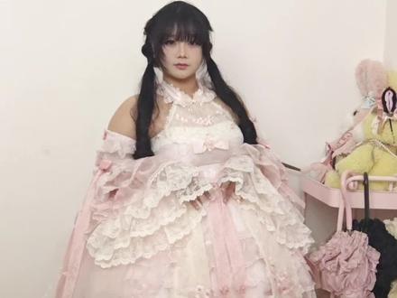 160|150斤,甄嬛传联名杏花微雨jsk
这条裙子胸围超过98的,穿不上,就算穿上也是巨显副乳,但是它整体非常貌美,非常好看,就只是卡副乳#花与珍珠匣 #甄嬛传联名 #杏花微雨jsk