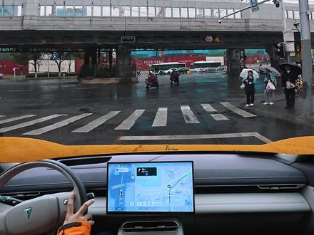 深蓝S07+华为城市NCA杀入15万级,其他品牌还有机会吗? 华为乾崑的ADS Pro迎来大更新,不带头顶激光雷达,靠挡风玻璃后的Limera就能够实现媲美120线激光雷达的探测能力,这套硬件这次伴随深蓝S07直接杀入15万级市场。表现怎么样?一起来看抢鲜体验视频。#长续航华为乾崑激光王 #全新深蓝S07华为乾崑激光版 #辅助驾驶 #华为乾崑
