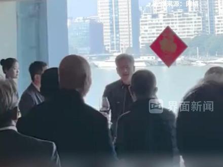 #黄仁勋现身上海陆家嘴 ,中餐厅开八桌与团队聚餐,穿皮衣举杯“贺新年庆祝新时代”#英伟达 #黄仁勋 #新年