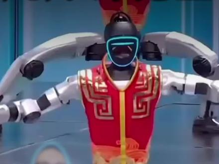 春晚机器人几分钟抢光,零广告费怎么做到的 京东除夕晚上十点上架了一批春晚同款机器人,几分钟之内,宇树、魔法原子、松延动力,全线售罄。最贵的两台将近六十三万,秒没。搜索量涨了三倍多,订单增长超过一半。
六十多万一台的东西,几分钟抢光。但这些机器人公司花了多少广告费?零。
去年宇树科技十六台机器人扭秧歌,B站弹幕过亿,企业估值直接翻了好几倍。今年四家公司同时上春晚,小品、武术、唱歌、微电影四种场景全覆盖,外交部发言人亲自在海外社媒转发视频。
这不是投广告能买来的效果。这是制造了一个"让所有人忍不住主动搜你"的画面。
绝大多数品牌还在花钱买曝光——投达人、投信息流、投开屏。但春晚机器人证明了一件事:最高效的传播不是你求别人看,是别人自己来搜你。
关键是,被搜到的那一刻,你的内容得接得住。你觉得机器人什么时候能进普通家庭?评论区聊👇
#春晚同款机器人 #宇树机器人 #春晚机器人卖爆 #武BOT #春晚2026