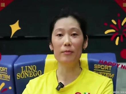 一夜多个消息!女排前国手转型教练,朱婷庄宇珊送新春祝福
春节假期到来,中国女排迎来半个月休赛期,2月25日季后赛才重燃战火,队员们终于能和家人团圆。不过朱婷、王媛媛、庄宇珊这些在欧洲打球的选手,春节前还在赛场奋战。
意甲第25轮,朱婷替补登场拿下2分,帮助科内利亚诺3-1战胜佩鲁贾。科内早已锁定常规赛冠军,却依旧全力以赴,这份职业态度值得点赞。这场胜利也间接影响保级形势,佩鲁贾稳居积分榜末尾,没能缩小与圣乔瓦尼的差距。
可庄宇珊所在的圣乔瓦尼却0-3不敌基耶里,遭遇惨败。如今球队保级压力巨大,马切拉塔、皮内罗洛等队积分紧追不舍,最后一轮若不能取胜,随时可能跌入降级区。竞技体育本就残酷,即便庄宇珊实力出众,也难以凭一己之力扭转局面。
除夕夜前夕,意甲官方拍摄新春祝福视频,朱婷、庄宇珊纷纷出镜。朱婷用“一马当先”送上祝福,队友加比、哈克还用中文说“马马咪呀”,趣味十足。庄宇珊则祝福球迷马到成功,足以看出中国球迷在意甲的高关注度。
国内女排同样消息不断,15位队员发布年度总结,回顾过去一年的成长。更让人惊喜的是,29岁前国手栗垚正式转型教练,出任四川排球训练营主教练。
栗垚技术全面、进攻犀利,凭借敢打敢拼的风格圈粉无数。因伤病和球队重组,她逐渐淡出赛场,如今换一种身份坚守排球事业。丰富的赛场经验和对排球的热爱,能给年轻队员带来极大帮助。期待栗垚在新岗位发光发热,助力四川女排再创佳绩。#女排