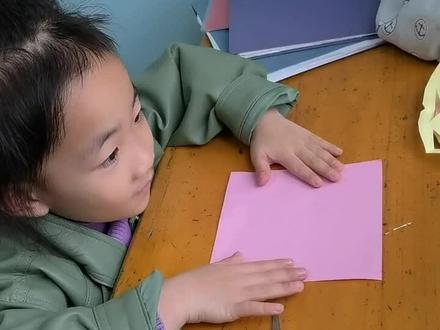 在幼儿园学到的技能—剪窗花。视频有点长,一定要看到最后哦。#动手能力培养 #认真的样子真可爱 #幼儿园小朋友