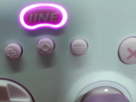 ✨【萌力全开!会喵喵叫的游戏手柄!你见过吗?】✨ 小手的游戏小伙伴们!最近发现了一款超级可爱的游戏手柄,良值PC小猫手柄,简直是颜值与实力并存!🥰💖
萌到犯规的猫咪外观 🐾
🐱这款手柄的设计灵感来源于猫咪,圆润的线条、可爱的猫耳和猫爪,简直萌到犯规!🥰 配色也很清新,粉蓝、淡粉等梦幻色彩,超级符合小女生的审美!🌸
功能全面,操作流畅 🎮
别看它长得可爱,功能可一点不马虎!👍 霍尔摇杆和霍尔扳机,精准操控,玩赛车游戏以及胡闹厨房游戏一流!🏁 连发、宏、陀螺仪、唤醒功能样样俱全,满足你各种游戏需求!🎯
舒适握持,久玩不累 🙌
手柄的曲线和尺寸都经过精心设计,完美贴合手小的女玩家和小朋友手掌
多平台适配,使用方便 🖥️
兼容 Switch、PC 和手机等设备,通过蓝牙或底座连接,有线无线都能玩!🎉 底座还可以给手柄充电,2.4G 接收器是猫尾巴造型,要不要太萌哦!按 Home 键就可以开启无线模式,超级方便!🤩
总而言之,这款猫咪手柄简直是可爱颜值与实力并存的神器!💖 如果你喜欢玩游戏,又想要一款颜值高的小尺寸手柄,千万不要错过它!🎁
#游戏手柄 #好物分享 #手柄推荐 #良值 #手柄