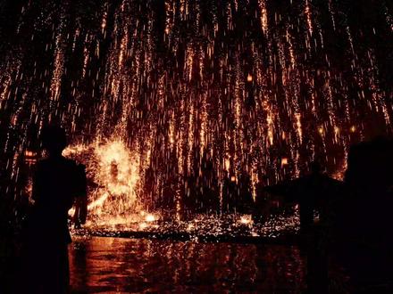 来万相境过新年#无限暖暖 #无限暖暖九色万相生 #打铁花 #过年氛围提前搞起来了 #游戏现实分不清