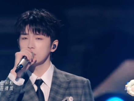 又是不一样的羊 被开头弹钢琴的样子惊艳到了,《反方向的钟》好好听啊@曹杨Young #哔哩哔哩跨年晚会 #曹杨 #反方向的钟