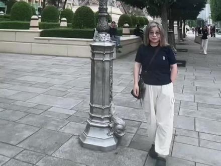 澳门街拍 看完世界杯出去拍一些照片,因为进银河综艺馆安检很严,自拍杆是不允许带进场馆的,所以本次出行就没有带自拍杆,这些照片都是请路人帮忙拍摄的,其中也包括好几个外国人。谢谢她们帮忙拍照。#记录我的生活 #旅行随拍