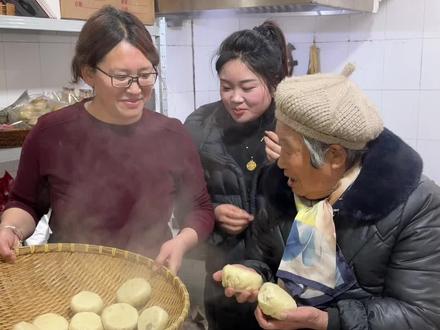 奶奶知道我爱吃包子,喊来姑姑一起帮忙,这种被惦记的偏爱太幸福了#奶奶#蒸包子#励志夫妻的日常生活 #一家人欢聚一堂