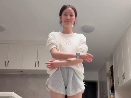 每天4min 巨瘦大腿❗️ 巨瘦大腿的训练来了~
这四个动作 每个动作坚持1分钟
大腿肉肉想减不下来都难!!!
真的是我练下来最有效的✌️
姐妹们 快来一起打卡跟练#瘦腿 #瘦大腿 #瘦小腿 #直腿 #拉伸