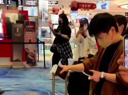 拿着大奖杯回家啦!,莎莎真的是穿什么衣服都好美#孙颖莎