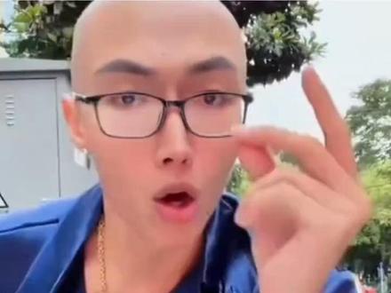 在成都甚至能看到光头强骑着鬼火追手机。