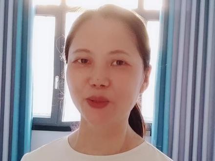 中式八球 主要的17条比赛规则与打法如下:
1.开球权,第一局怎样取得开球权呢,双方在开球线内 击打母球 母球碰到另一边库帮 反弹回开球线内,开球线在球桌台面长度的四分之一处,母球距离开球线这边的库帮 最近的一方 取得开球权,第二局开球权 根据事先定的规则要求 胜方开球或轮流开球
2.开球时,母球放在开球区进行开球,假如是有效的开球,并且有目标球进袋,那么还可以继续重新选择花色球或全色球,假如没有目标球进袋,那么击球权交给对方,让对方来选择花色球或全色球,直到一方确定目标球为止,假如一方为花色那么另一方则为全色,开球后,只有进球了才可以继续重新选球,假如选球时没进球,那么就由对方继续选球。#中式八球规则 #台球打法 #中式八球比赛 #中式八球