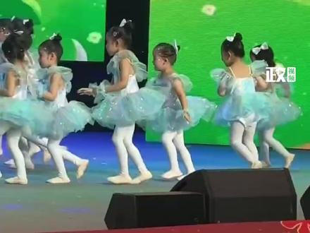 萌娃舞蹈表演变找凳子喜剧,笑翻全场!#搞笑舞蹈 #儿童舞蹈 #萌娃舞蹈 (视频来自网络,若有侵权请联系删除)