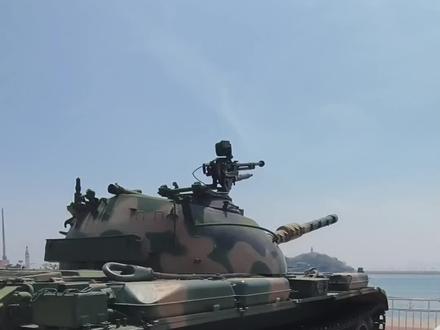 你知道坦克后面为什么背根木头吗?#海军博物馆青岛 #坦克