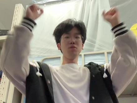 你绷不住雷霆呢#男生宿舍 #丹尼尔 #低音炮 #体育生 #唱歌给你听