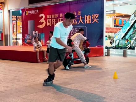 个人觉得,最帅的单动作“恩岁”你会吗?#轮滑 #花式刹停 #运动 @@圣巴文化