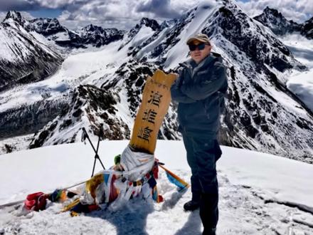 25-洛堆峰 站在洛堆峰的峰顶,离天空最近的地方。
雪线以上是纯粹,雪线以下是人间,而此刻的我,站在两者之间,自由且渺小。
#洛堆峰 #西藏徒步 #爬山 #高海拔徒步 #西藏旅游