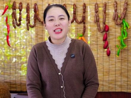 姊妹们今天做一个家庭版的莱芜香肠,咸香味美