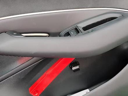 小米sU 7右前门内饰板拆卸过程