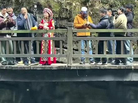 近日,陈行甲书记与俞敏洪老师去宜昌,为家乡旅游产业宣传赋能,为农产品直播带货。#2015年全国优秀县委书记陈行甲#宜昌旅游宣传#传统文化 #精彩瞬间 #上热搜