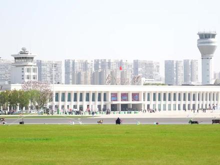 【🌸合肥骆岗中央公园】游玩攻略 3条路线玩转亚洲最大城市公园!游园赏花/吃饭停车全攻略🚗✨
🎫门票:免费~
⏰开放时间:全天开放(部分设施限时开放哦~)
🚶♀️【Route1:游园赏花暴走线】🌺
🅿️停车:
开车导航至骆岗公园P14地上停车场🚗
地铁1号线骆岗站B口→坐M107路接驳车/地铁5号线盛大站A口→坐547路到→庐连路口站下车🚇
骑车/步行/打车定位到合肥园博园26号门-次门🚲
🌈游玩路线:
安徽园→百花园→国际城市展园→北京园等→成都园等→园博小镇→航站楼→南京园等→芝樱甸→返回P14
⏳游玩时间:5-6h
💡Tip:穿舒服的鞋!毕竟日行2万步!👟💨
🌼【Route2:纯享赏花观景线】📸
🅿️停车指南:
梅花园&杜鹃园(P13)→百花园(P12)→牡丹园&月季园(P1)→樱花园&秋实园(P2)→海棠湾(P7)→芝樱甸(P7)→鸢尾园&玉兰园(P9)→海棠谷&绣球园&映山红(建议停P9)
🌸开花时段参考: @合肥骆岗公园发布的《我在骆岗走花路,春天花期预告》📅
🚍【Route3:覆盖整园全景线】🌍
🚶♂️步行: 跟着喜道即可~
🚌接驳车: 30元/人,当日不限次乘坐🎟️
🛵租电瓶车: 400元押金,80元/小时,超时1分钟1.3元(建议早点租,中午后排队+可能没电⚡)
💬总结一下:
骆岗公园真的巨!大!建议分次体验~✨
👇你们最想玩哪个路线?评论区告诉我!
🎈下期揭秘骆岗公园溜娃专属的儿童乐园在哪里,拜拜~👋
#合肥旅游 #骆岗中央公园 #周末去哪儿 #免费景点 #春日赏花 🌸🚲