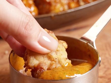 #好好吃饭大赛 #炸鸡 #谁懂这一口的好吃程度 #深夜美食 #炸鸡腿
🥩 食材准备
鸡肉部分:
去骨鸡腿肉(带皮)…… 500g,切成适口大小
紫洋葱…… 50g,切丝或切片
蒜末…… 1大勺(或蒜粉适量)
姜片…… 4-5片
酱油…… 2大勺
鱼露…… 1大勺(不同品牌咸度不同,初次可不加盐)
蚝油…… 1大勺
汇丰是拉差辣酱…… 1-1.5大勺(可依口味调整)
白胡椒粉…… 适量(建议多一点)
白脱牛奶(buttermilk)…… 没过鸡肉
(可用等量酸奶或牛奶+柠檬汁替代)
裹粉部分:
低筋面粉
玉米淀粉
小苏打(或泡打粉)
白胡椒粉、蒜粉、洋葱粉、辣椒粉…… 各少许
蜜汁部分:
蒜香辣辣柠檬黑胡椒蜜汁…… 适量(可参考之前炸鸡翅做法)
视频里减少了辣度,所以比炸鸡翅那版的辣酱颜色浅一些
其他:
白芝麻…… 适量,碾碎撒面
葱丝…… 适量,泡冰水备用
🧂 步骤
① 腌制鸡肉
鸡腿肉洗净沥干,切块。
加入紫洋葱、蒜末、姜片、酱油、鱼露、蚝油、是拉差辣酱、白胡椒粉、白脱牛奶。
抓匀至每块肉都裹上腌料。
覆盖保鲜膜,冰箱冷藏至少3小时,最佳隔夜。
② 裹粉
将所有干粉材料混合均匀。
鸡块逐个放入干粉中,用手来回搓捏,让表面形成“鱼鳞壳”。
抖掉多余干粉,放置5-10分钟待粉层定型。
③ 双重油炸
第一次油炸:
油温160°C,筷子入油缓缓冒小泡。
放入鸡块,保持不翻动,让外壳定型。
炸至表面金黄、六七成熟,捞出沥油。
第二次油炸:
升高油温至180°C。
将鸡块回锅炸30秒左右,直至外壳酥脆。
捞出放在网架上,避免底部回潮。
④ 调酱裹汁
取之前准备好的蒜香辣辣柠檬黑胡椒蜜汁,小火加热。
将炸鸡快速翻拌入汁,使每块鸡肉均匀裹满酱汁(或选择干吃蘸酱)。
⑤ 最终装盘
撒上碾碎白芝麻。
取提前冰水泡好的大葱丝沥干水分,铺在炸鸡旁边或盖在表面。
趁热开吃,享受酥脆爆汁×冰爽解腻的完美搭配!