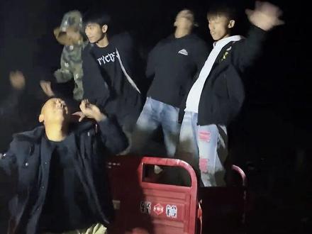 #云南打跳 小曲一响,明星登场。#云南巅峰赛 #云南人的快乐 #乡村生活 #蹦个养生迪