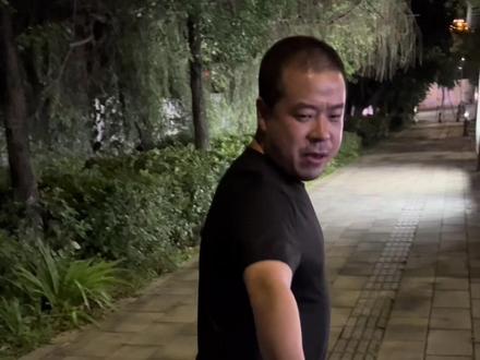 这十六年来我们两人很少在外面牵手,牵手基本也是在无人的地方,其实张哥哥蛮享受的。
