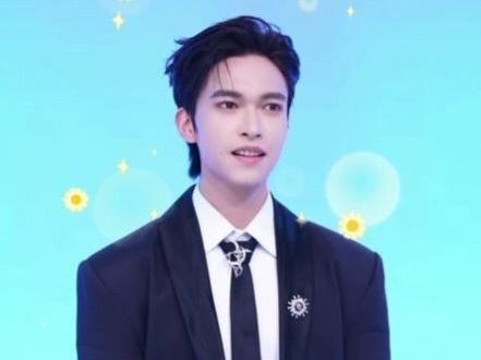 谁能受得了硬汉撒娇!!!!还这么甜!!!!@Noah☀︎ #老傅头儿 #诺亚 #向全世界安利 #快来围观 #西装杀