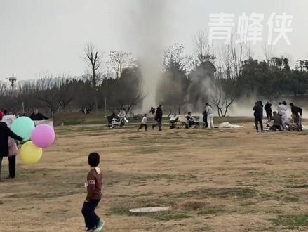 网传成都刮龙卷风 官方回应:这是“尘卷风”!