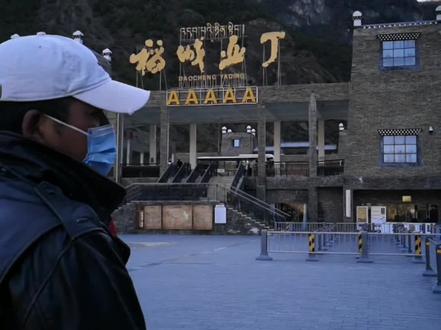#云南丽江 出发#亚丁 的三条路线:①#泸沽湖—#饿亚 —#亚丁(8-9小时)
②#世界的香格里拉 —#格咱—#饿初山—#亚丁(4—5小时)
③#世界的香格里拉 —#东旺—#乡城清迈大桥—#亚丁(5—6小时)哪天线路出发不重要,心在路上的话哪里都不远,心不在路上邻里又何妨,#一场扎西陪你走过的旅行户外俱乐部 我在路上等你#旅行推荐官