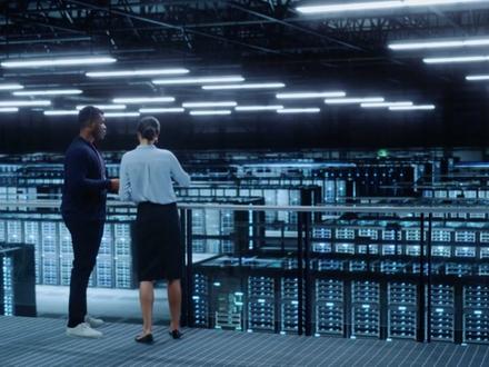 内存条变“金条”:一场由AI引发的存储风暴与消费电子大震荡 近期,一场前所未有的涨价风暴席卷了存储市场,其核心主角——内存条,价格走势之凌厉远超黄金,被网友戏称为“电子茅台”。从深圳华强北的柜台到普通消费者的购物车,从电脑DIY市场到智能手机产业,一场由供需失衡引发的成本海啸正深刻重塑着整个消费电子生态。本视频将梳理这场涨价潮的市场表现、深层原因、广泛影响及未来展望。