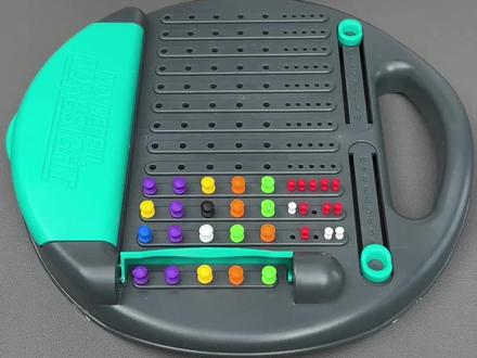 这款能锻炼孩子的思维逻辑能力的神机妙算,你能多久解出设置好的颜色密码呢~#益智玩具#神机妙算 #桌面游戏 #逻辑推理#思维训练