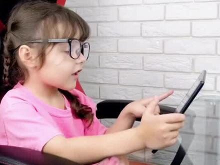 这两天有一条消息,很值得放在一起看。一边是英伟达砸下40亿美元,加码数据中心光学技术,补强AI算力的“血管系统”;另一边是在西班牙巴塞罗那举行的MWC26上,华为首次在海外发布基于全新互联协议灵衢打造的超节点产品,包括Atlas950SuperPod和业界首创的通算超节点TaiShan950SuperPod。
很多人可能觉得,这是两条独立新闻。但如果你把它们放在同一张地图上,其实能看到一条非常清晰的主线:算力竞争,已经从“单颗芯片的性能比拼”,升级为“系统级架构能力的比拼”。
我们先说华为这边。所谓超节点,本质不是简单堆服务器,而是通过高速互联协议,把多个计算节点变成一个“超级大脑”。大家想一想,如果说单台服务器是一个人,那么超节点就是一个高度协同的团队,内部沟通效率决定了整体战斗力。灵衢这个统一总线协议的核心意义,就是提升节点之间的数据传输效率,降低延迟,解决“算得快但传不动”的问题。
而英伟达投资光学公司,逻辑其实是一样的。GPU算力已经非常强,但数据中心内部的光模块、激光器、互联带宽,成了新的瓶颈。根据2026年多家权威机构发布的行业报告,AI数据中心内部高速互联需求增速远高于传统IT市场,这说明行业痛点正在从“算力不足”转向“系统协同不足”。
这意味着什么呢?意味着算力进入“拼系统”的阶段。
过去十年,半导体产业的逻辑是单点突破,谁的制程先进,谁的单芯片性能高,谁就占优势。但现在,大模型动辄需要成千上万张卡协同训练,问题变成了节点之间如何高效通信、如何降低能耗、如何提高资源利用率。就像修高速公路一样,不是车的马力决定通行效率,而是路网设计。
英伟达选择通过投资,把光学互联纳入自己的生态;华为则通过自研互联协议和整机系统,把超节点能力打包输出。一个偏生态投资整合,一个偏系统级自主创新,本质都是在争夺AI基础设施的话语权。
从产业链角度看,受益逻辑会发生变化。单纯做算力芯片的公司,不再是唯一焦点。高速互联、光模块、服务器整机、液冷、电力系统,这些配套环节的重要性正在提升。资本市场未来的定价模型,也会更关注“系统解决方案能力”,而不是单点性能指标。
同时,这也释放出一个信号:全球算力体系正在走向多元化。华为在海外发布超节点产品,本身就是一种市场姿态。
#光互联 #算力集群 #光迅科技 #英维克 #川润股份