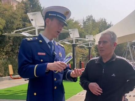 遇到假消防员了!还得是大爷!#315 #吴大嘴聊消防 #谁不想多学点消防知识呢 点点关注,不迷路!