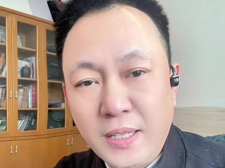 #我要上热门
救护车闯红灯被撞,司机吓懵了!